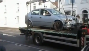 Der Typ lässt sich nicht abschleppen!