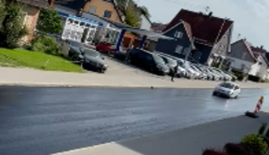 Auf frisch geteerter Straße unterwegs