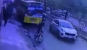 Radfahrer legt sich mit Busfahrer an