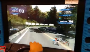 Ein Rennfahrer in der Spielhalle