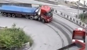 Treffen sich zwei LKW