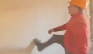Knappe Sache beim Wand umtreten