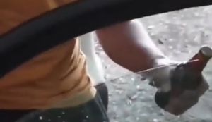 Flasche mit der Autoscheibe öffnen