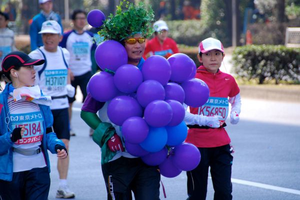Lustige Kostüme beim Tokio Marathon 2011