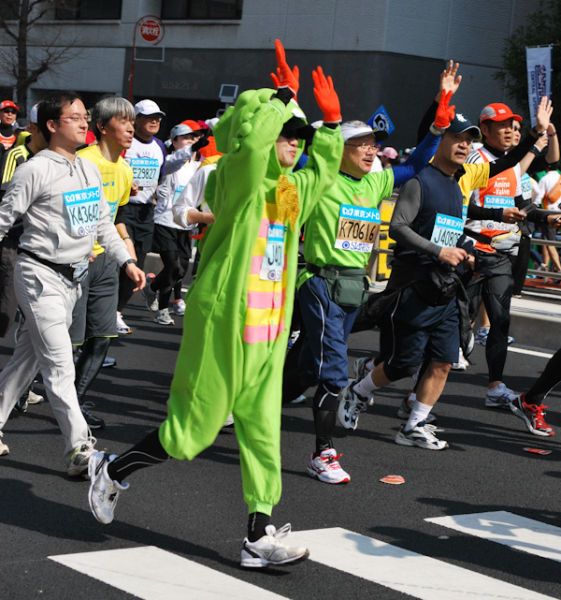 Lustige Kostüme beim Tokio Marathon 2011