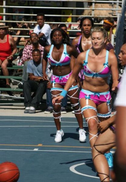 Basketball spielen in Dessous