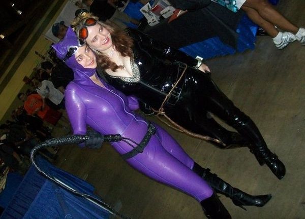 Frauen verkleidet als Catwoman