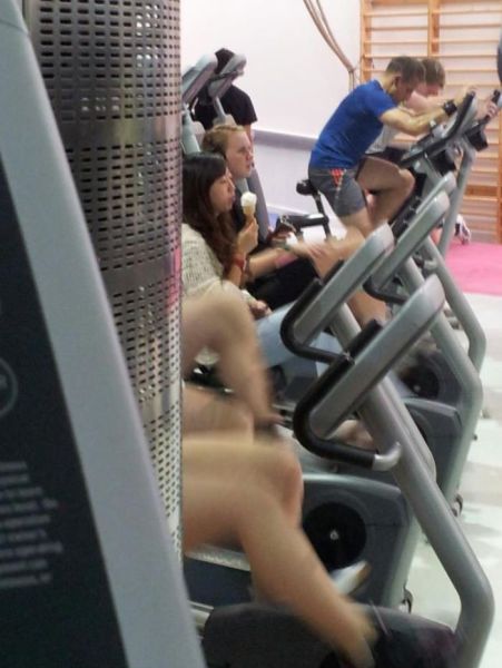 Sportsfreunde im Fitnesscenter