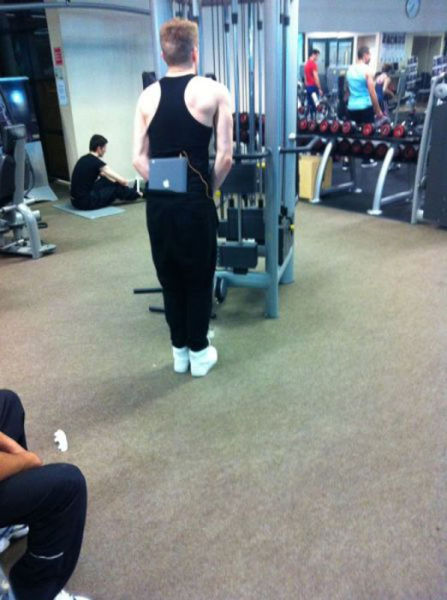 Sportsfreunde im Fitnesscenter