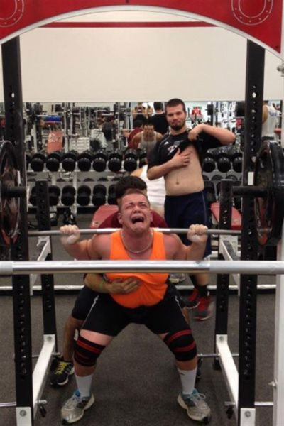 Sportsfreunde im Fitnesscenter