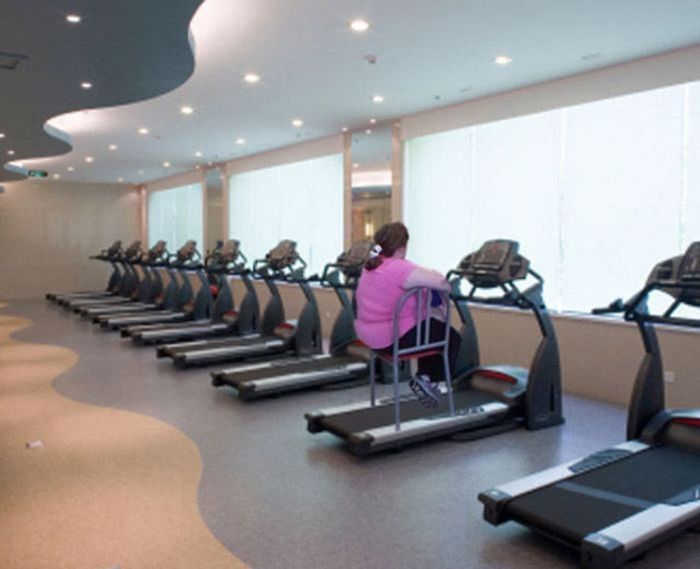 Sportsfreunde im Fitnesscenter