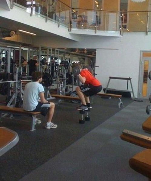 Sportsfreunde im Fitnesscenter