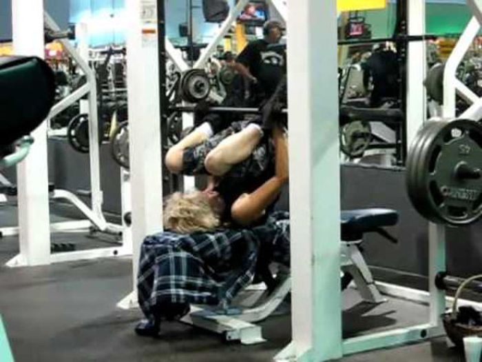 Sportsfreunde im Fitnesscenter