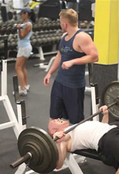 Sportsfreunde im Fitnesscenter