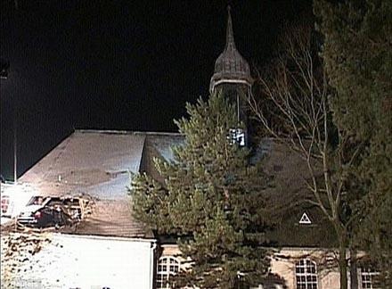 Auto fliegt in Kirchendach
