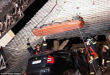 Auto fliegt in Kirchendach