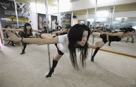 Chinesische Poledance Schule