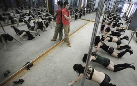 Chinesische Poledance Schule