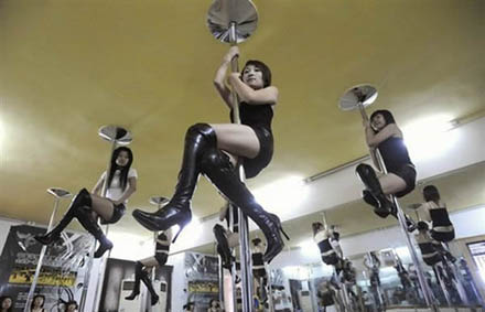 Chinesische Poledance Schule