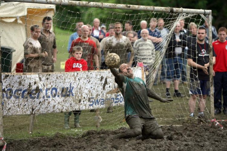 Schlamm-Fussball Weltmeisterschaft