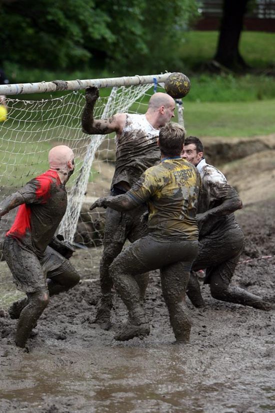Schlamm-Fussball Weltmeisterschaft