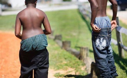 Die Hose auf halb neun