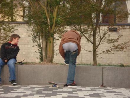 Die Hose auf halb neun