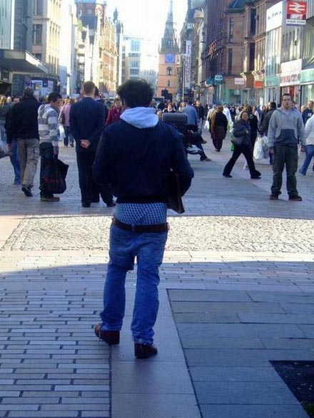 Die Hose auf halb neun