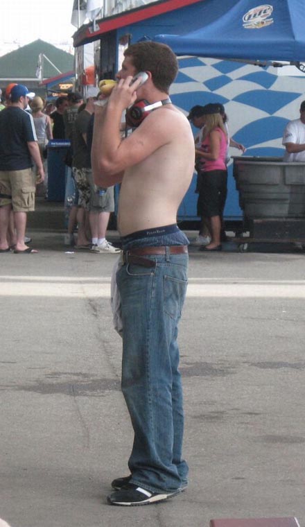 Die Hose auf halb neun