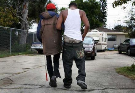 Die Hose auf halb neun