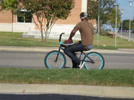 Die Hose auf halb neun