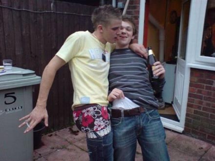 Die Hose auf halb neun