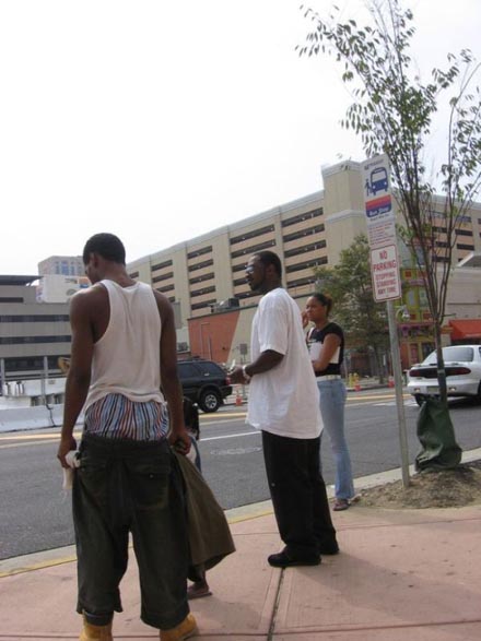 Die Hose auf halb neun