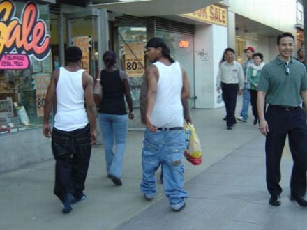 Die Hose auf halb neun