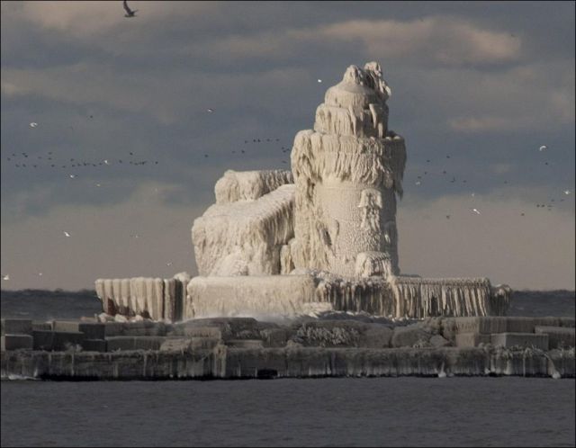 Ein Leuchtturm im Eismantel