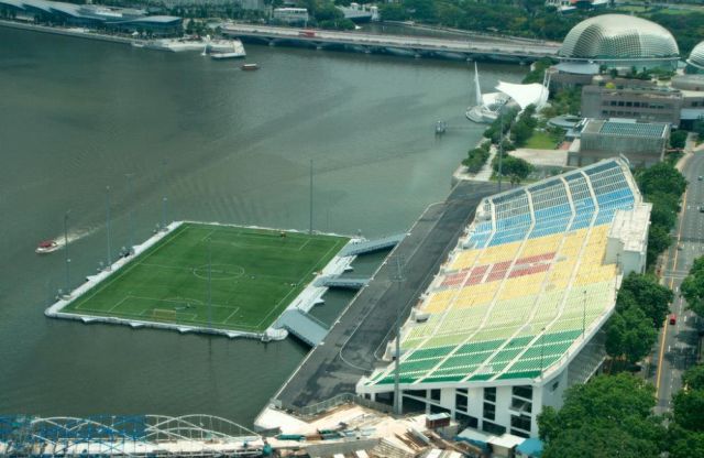 Schwimmender Fussballplatz
