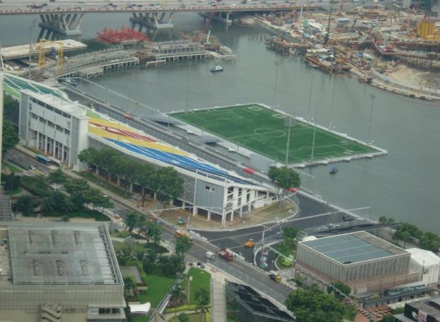 Schwimmender Fussballplatz