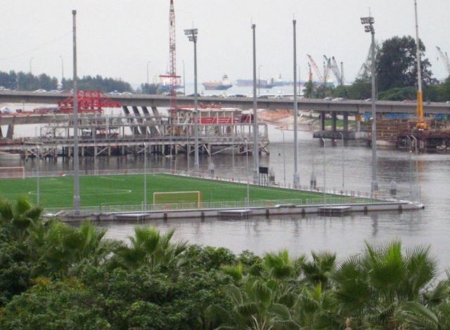 Schwimmender Fussballplatz