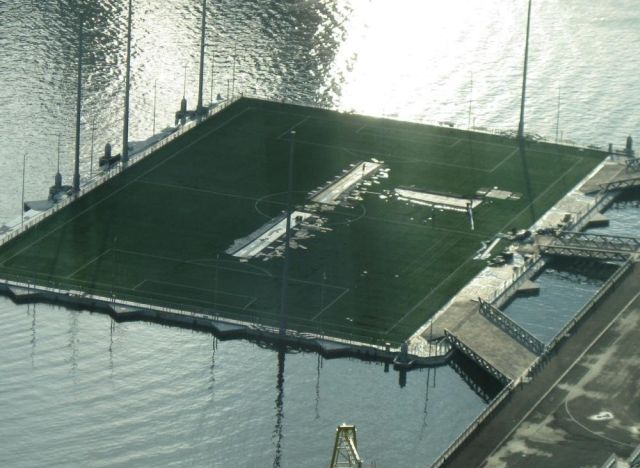 Schwimmender Fussballplatz