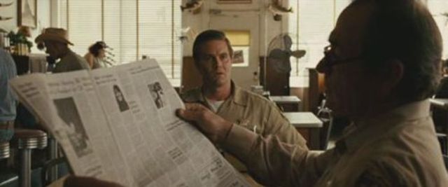Zeitung lesen in Serien und Filmen
