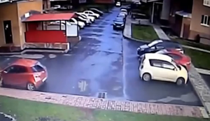 Drei Männer beim Ausparken