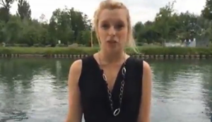 Schreiend ins Wasser springen Schreiend ins Wasser springen