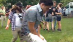 Mit der Dreirad auf der Stelle fahren Mit der Dreirad auf der Stelle fahren