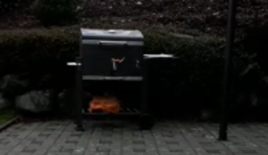 Böller in den Grill stecken