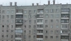 Kind spielt auf der Fensterbank im 8. Stock Kind spielt auf der Fensterbank im 8. Stock