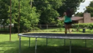 Das neue Trampolin ausprobieren