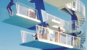 Eleganter Sprung ins Wasser Eleganter Sprung ins Wasser