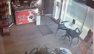 Ins Schaufenster gekracht