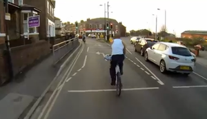 Ziehe niemals auf dem Fahrrad deine Jacke aus! Ziehe niemals auf dem Fahrrad deine Jacke aus!