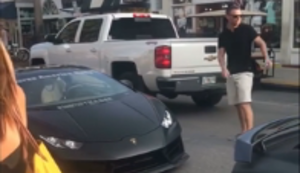 Poser steigt auf seinen Lamborghini